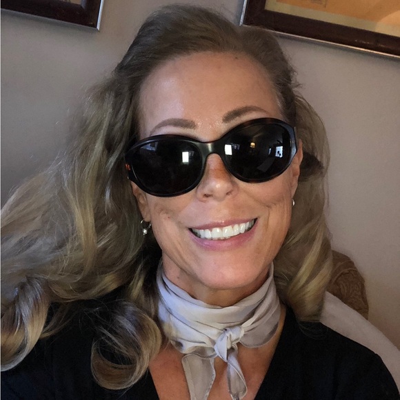 Nwot gorgeous oversized Chanel sunglasses and hard case.  Very Lightly used - Picture 6 of 6